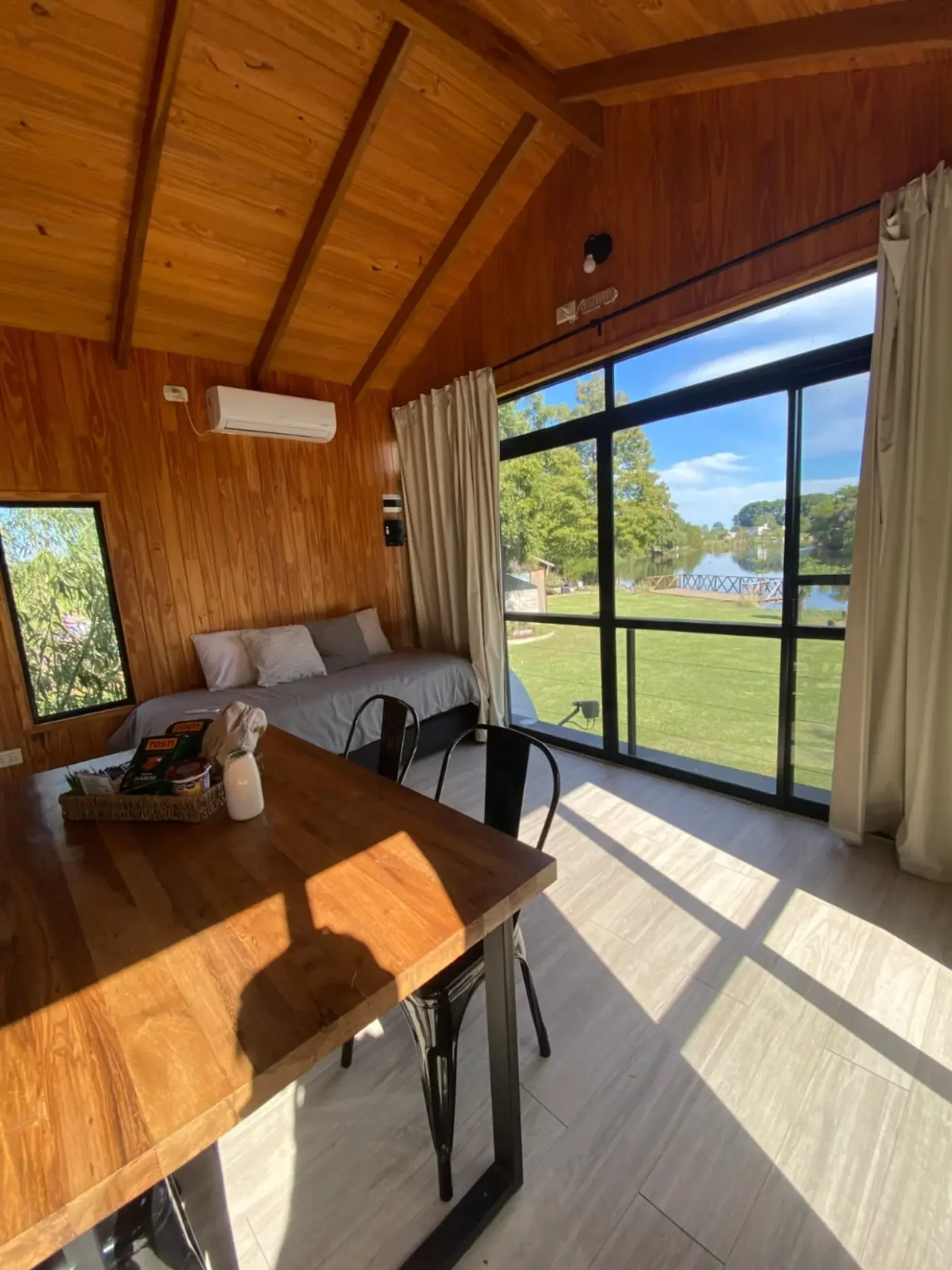 Interior cabaña con vista al río