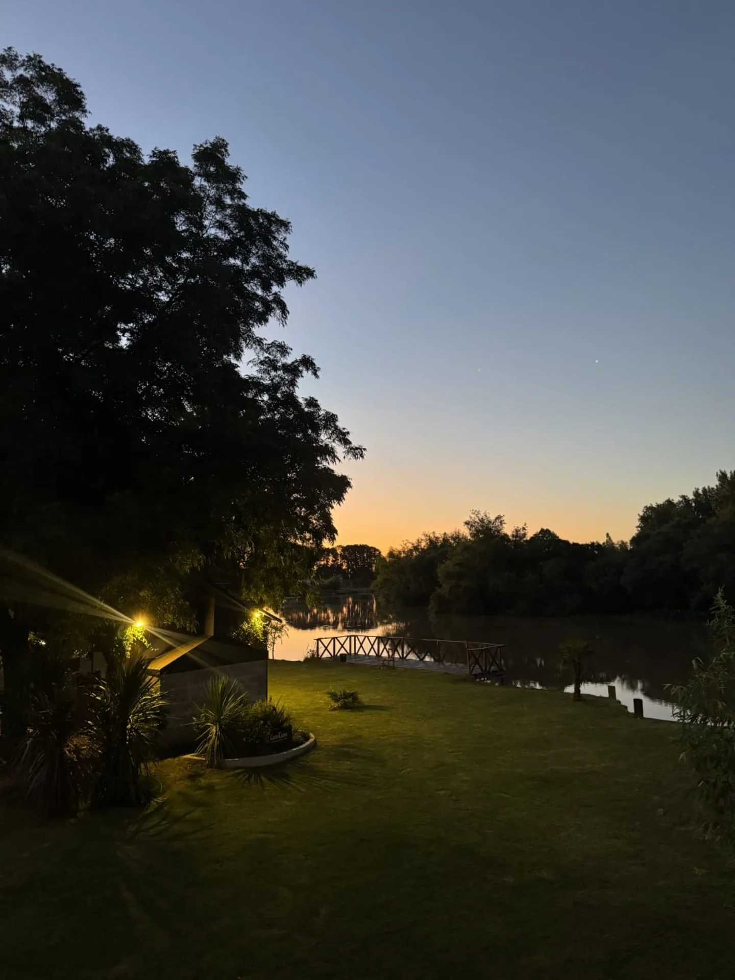 Parque iluminado al anochecer