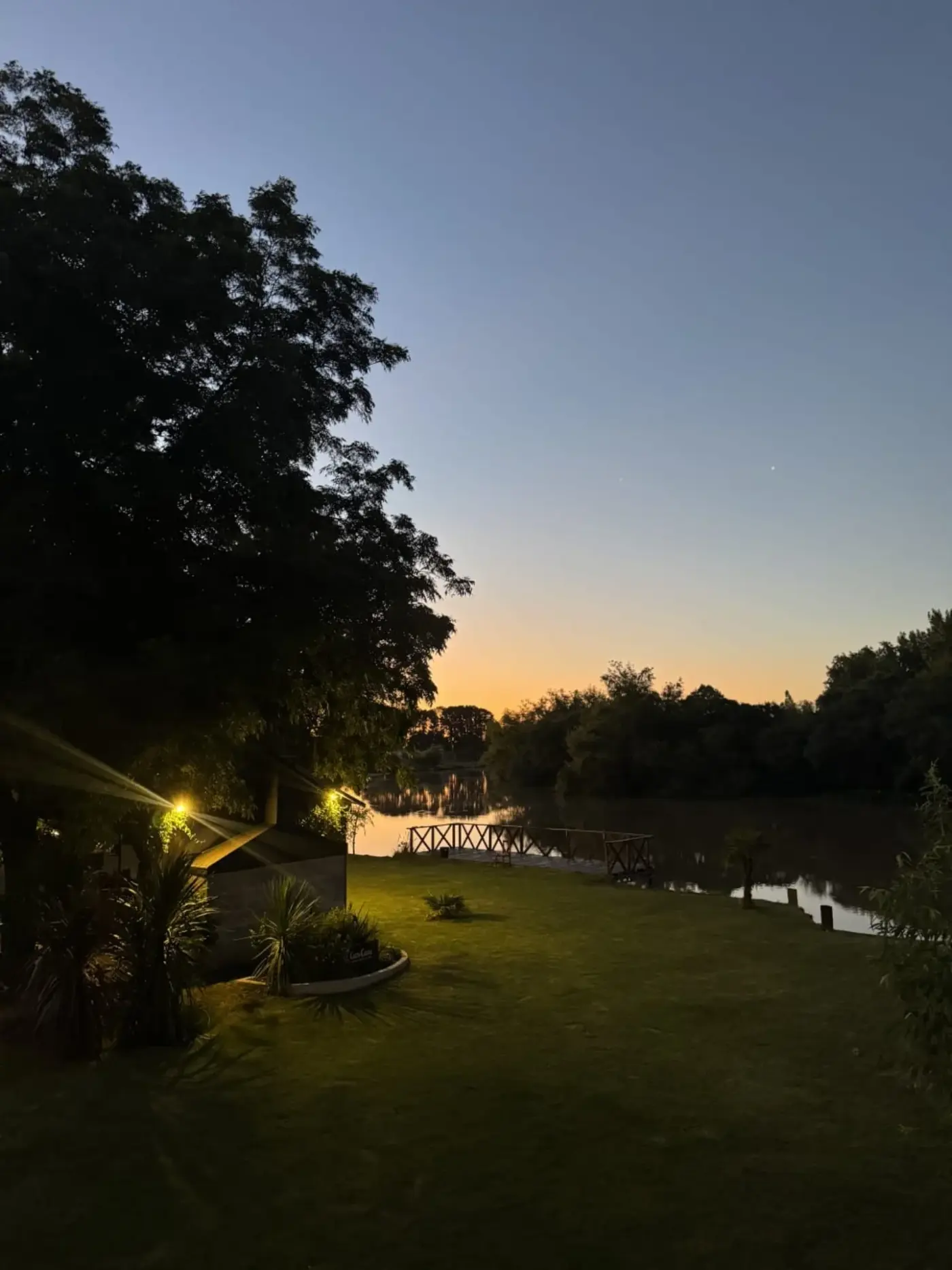 Parque iluminado al anochecer