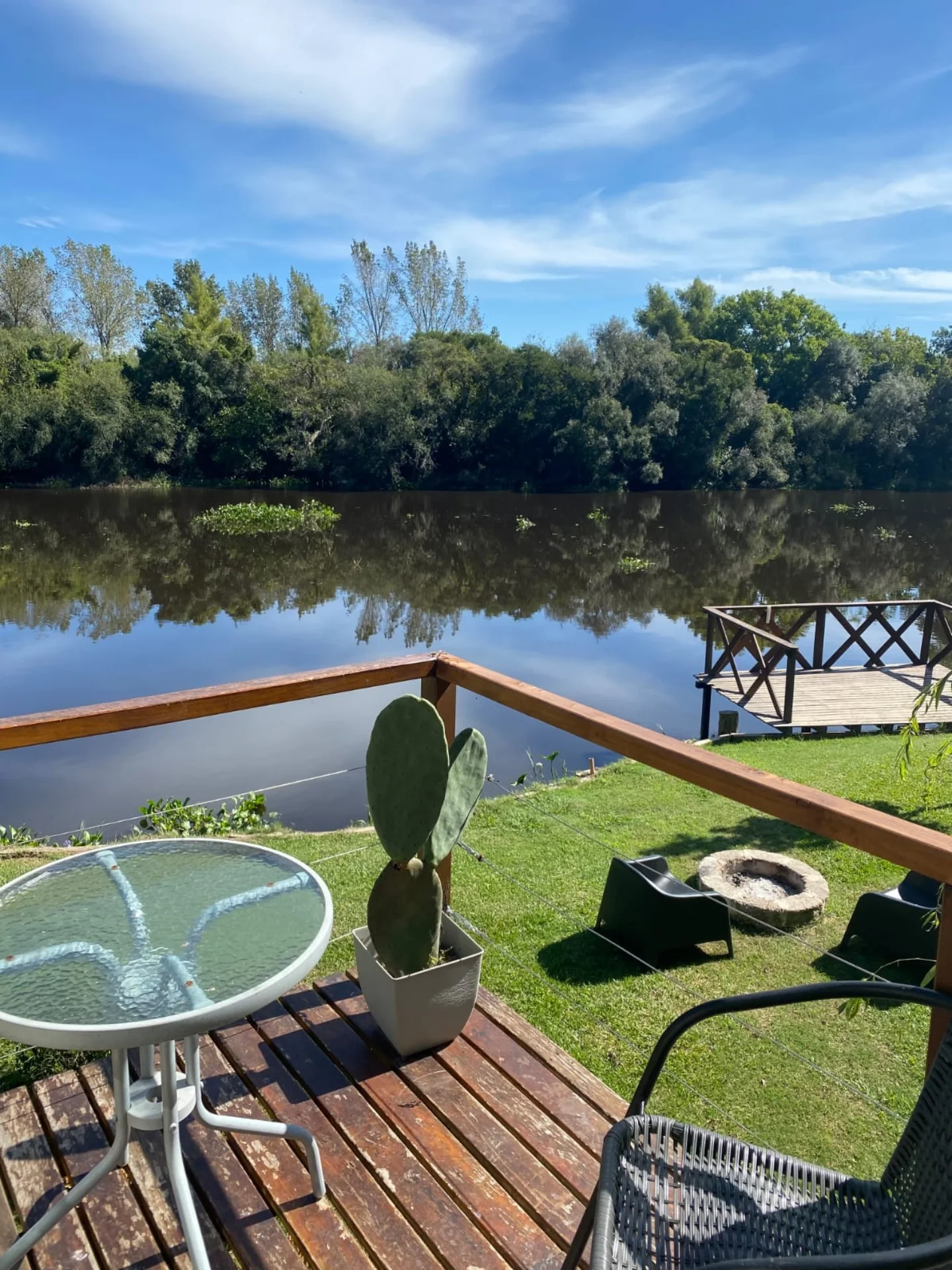 Deck con vista al río