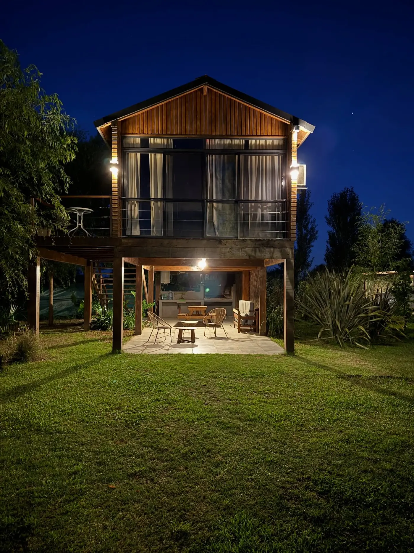Iluminación cálida nocturna de las cabañas