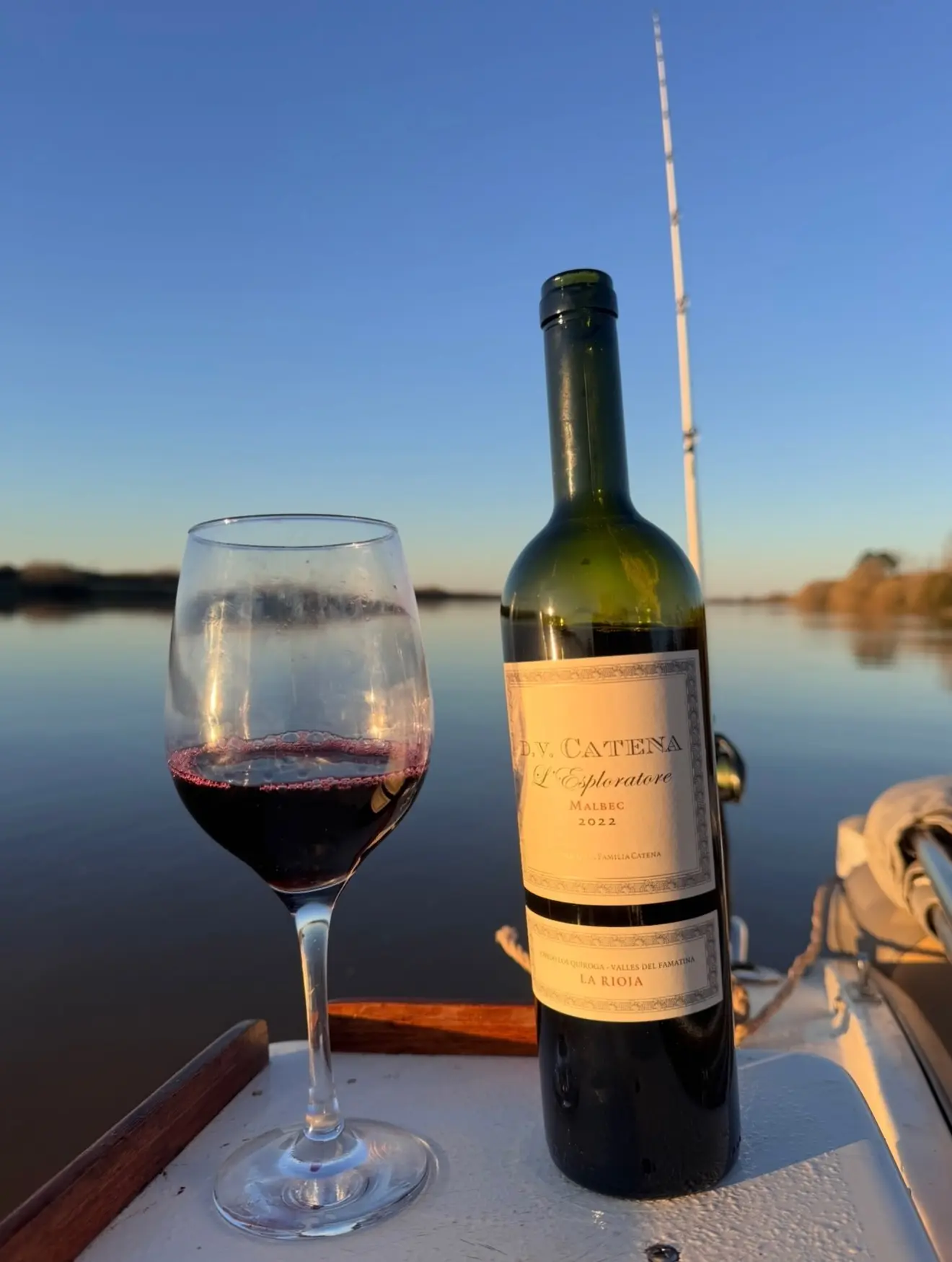 Atardecer sobre el río