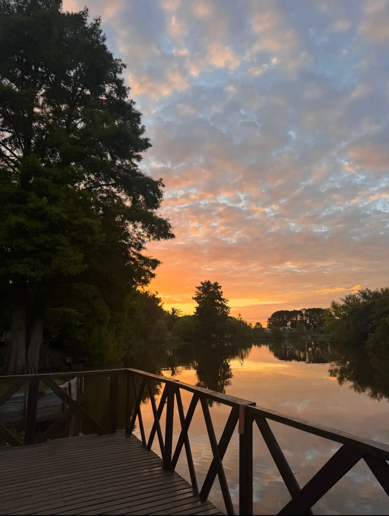 Río al atardecer