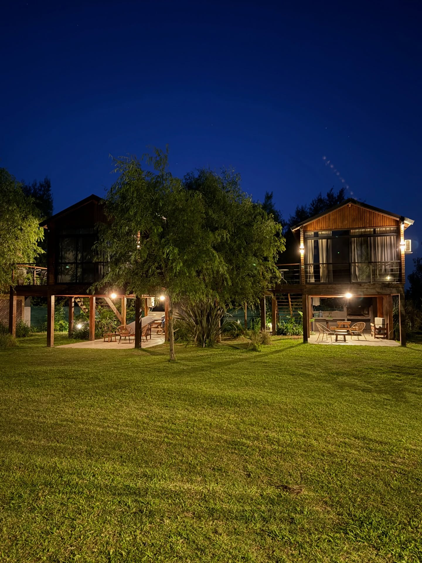 Iluminación cálida nocturna de las cabañas
