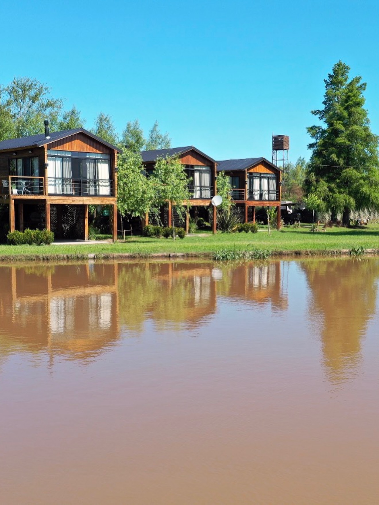 Vista cálida de las cabañas Costa Calma desde el río